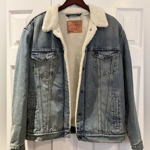 Levi’s Classic Sherpa-Lined Denim Trucker Jacket – Light Wash – Men’s Large